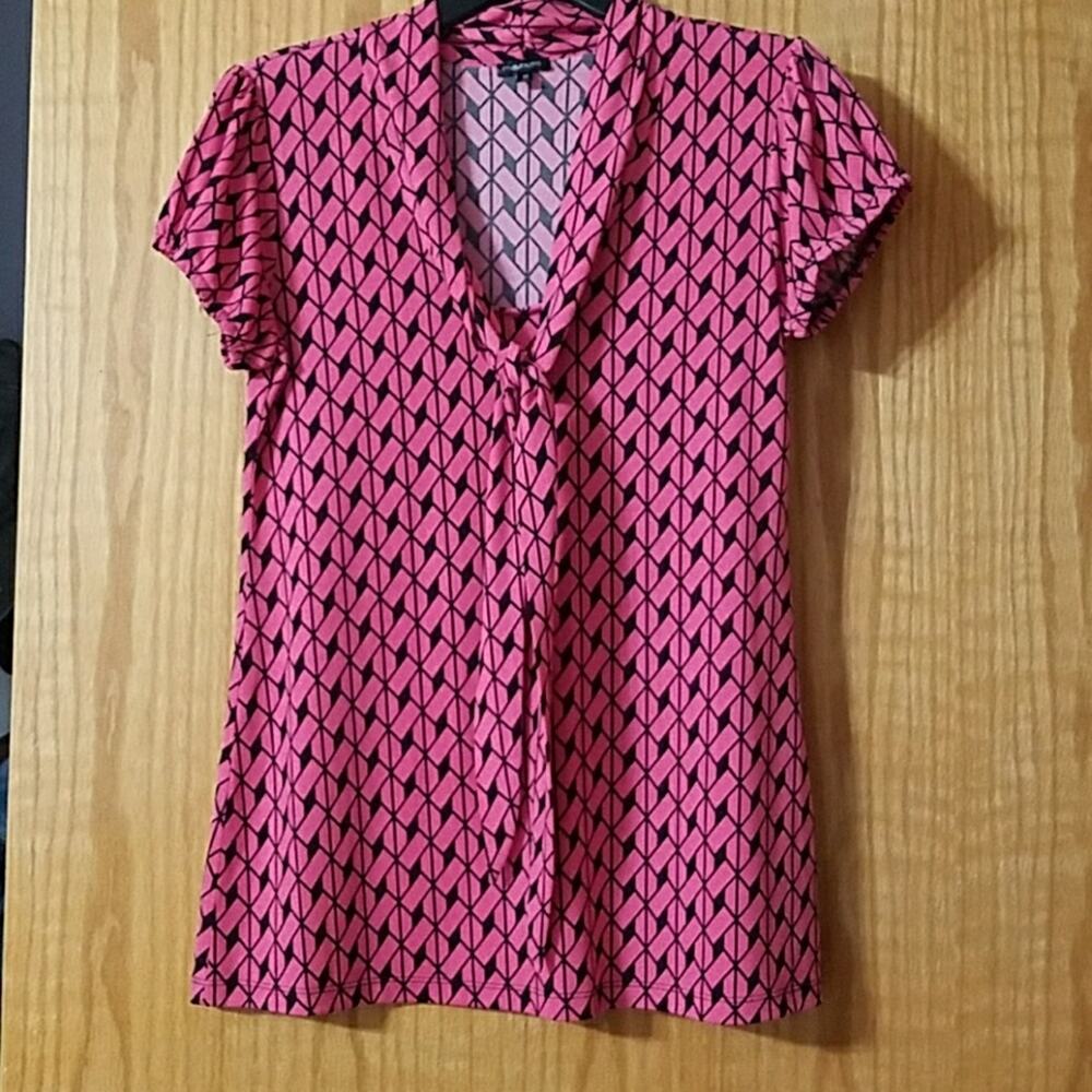 Maurices Pink & Black Geometric Chevron Tie Front V-Neck Blouse Size Medium